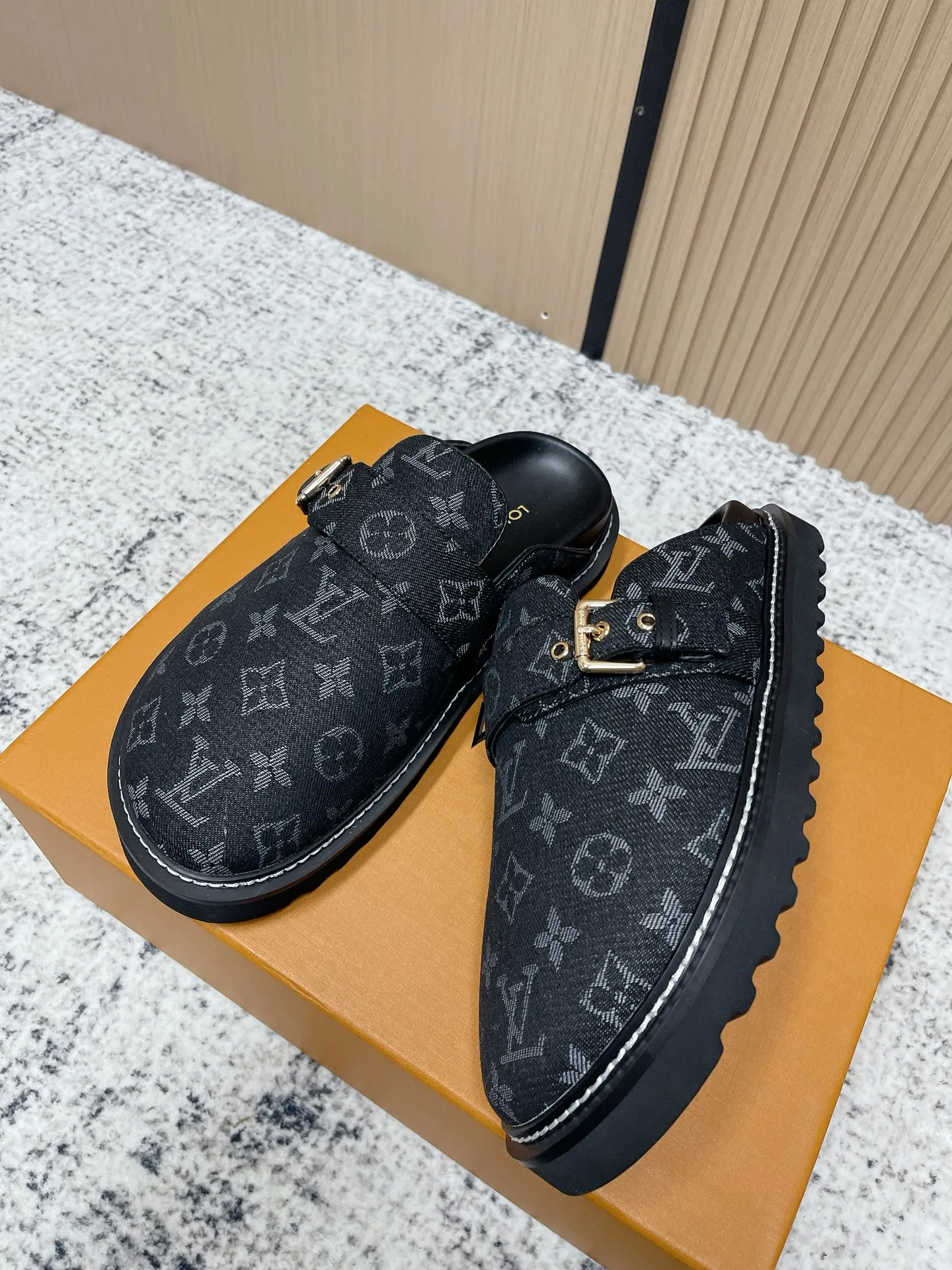 [L Family] P: 460💰 Size: 35-46 (female 40.41, male 45 46 custom-made) Top version Louis vuitton Lv new couple Birkenstock slippers. Cute and cute, not too good on the feet. Simple and high-end slingback design. Ready to wear and go. Good news for lazy people. Imported cowhide leather upper/imported old calico. Original hardware buckle, original molded high-density foam outsole.